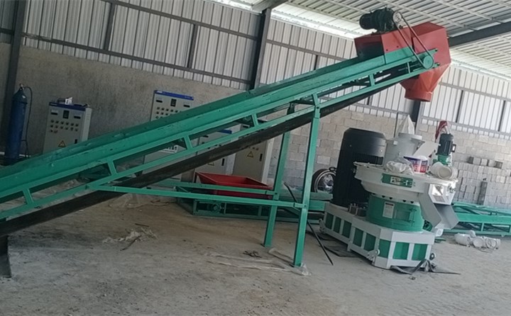 玉米秸稈顆粒機現場安裝調試.jpg 玉米秸稈顆粒機現場安裝調試.jpg