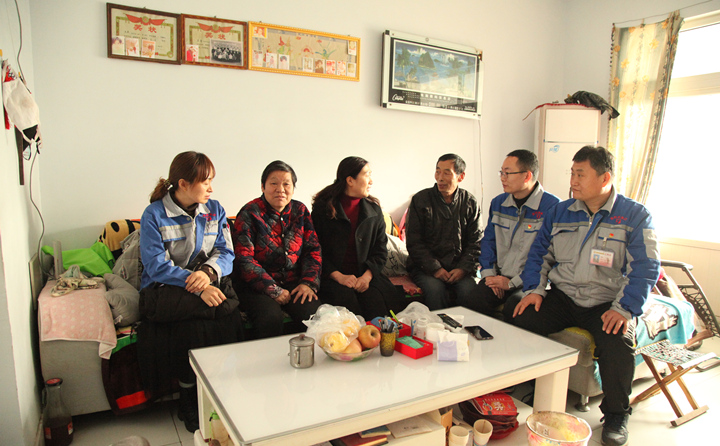 山東金格瑞慰問(wèn)困難職工.JPG 山東金格瑞慰問(wèn)困難職工.JPG