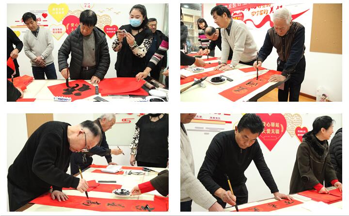 現(xiàn)場書寫春聯(lián).jpg 現(xiàn)場書寫春聯(lián).jpg