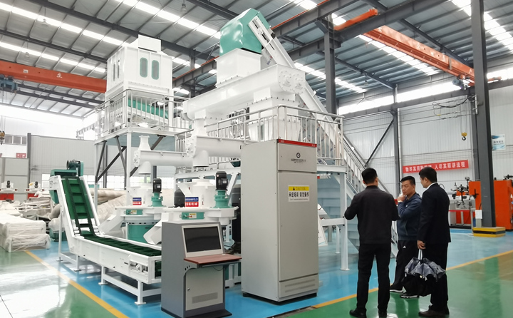 甘肅客戶考察木屑制粒機.jpg 甘肅客戶考察木屑制粒機.jpg