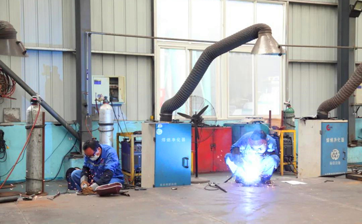 實(shí)操技能比賽中,裝配比武、焊接比武、機(jī)加比武分場地火熱進(jìn)行.jpg 實(shí)操技能比賽中,裝配比武、焊接比武、機(jī)加比武分場地火熱進(jìn)行.jpg