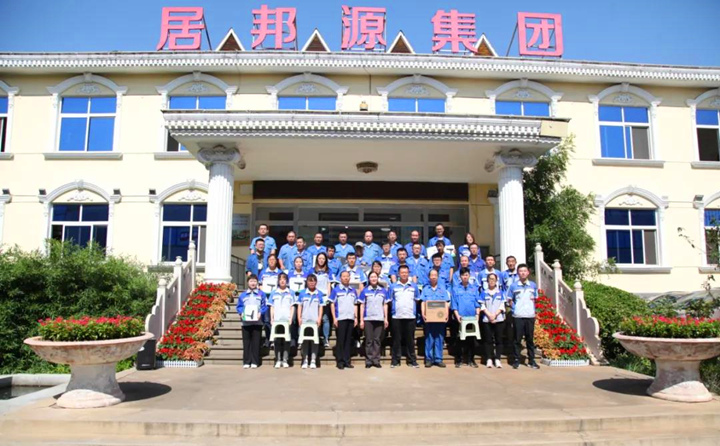 公司為他們頒發(fā)了禮品并合影留念.jpg 公司為他們頒發(fā)了禮品并合影留念.jpg