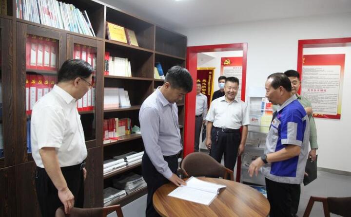 在黨群活動室,工會主席景奉全以PPT的形式向現場領導詳細介紹了居邦源集團的產業工人隊伍建設以及改革情況。.jpg 在黨群活動室,工會主席景奉全以PPT的形式向現場領導詳細介紹了居邦源集團的產業工人隊伍建設以及改革情況。.jpg